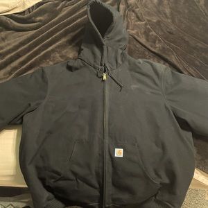 Men’s Carhartt loose fit duck lined jacket with hood.